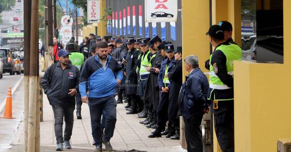 La Nación / Investigarán a agentes que usaron fuerza excesiva durante manifestación frente al TSJE