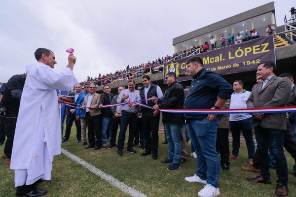 Versus / La APF inaugura "La Catedral", un coqueto estadio en la ciudad de Santaní