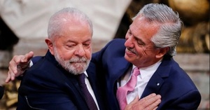 Argentina negocia ayuda con Brasil para cuidar dólares