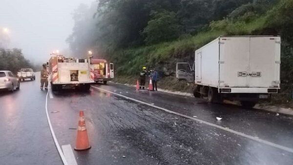 Chofer queda atrapado por media hora tras choque en Pedrozo