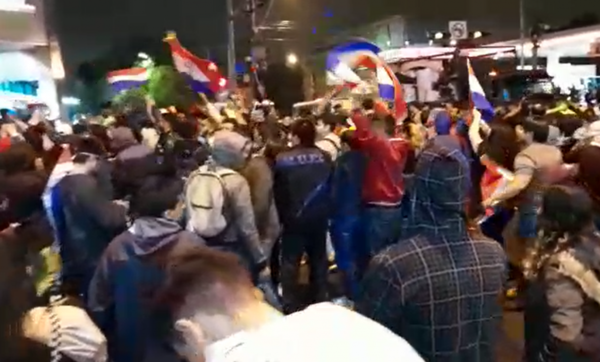 Aumentó a más de 100 los manifestantes imputados tras disturbios frente al TSJE - Megacadena — Últimas Noticias de Paraguay
