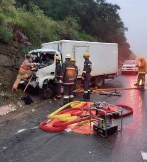 Jeyma camiones chocan en la bajada del cerro Caacupé
