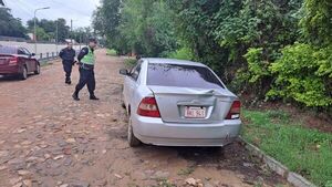 Delincuentes abandonan en Luque un vehículo utilizado en un asalto