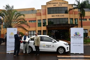 Donan vehículo cero kilómetros a la Escuela de Posgrado de la UNE - Noticde.com