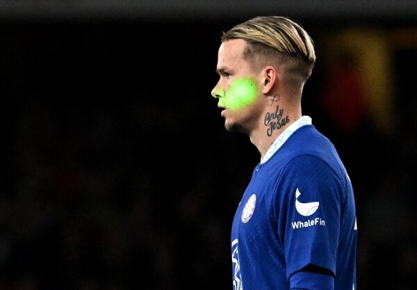Versus / Aficionado del Arsenal fue arrestado luego de apuntar con láser a un jugador del Chelsea