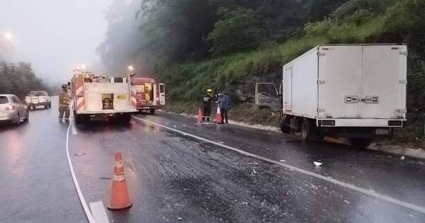 La Nación / Rescatan a persona que quedó atrapada tras accidente vial en zona de Pedrozo, Ypacaraí