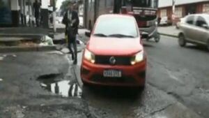 Deplorable estado de las calles con baches de varios tamaños en Asunción