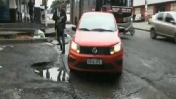 Deplorable estado de las calles con baches de varios tamaños en Asunción