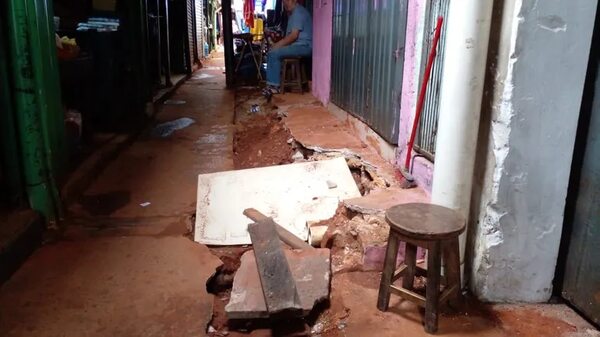 Mercado de San Lorenzo huele a cloaca por conexiones clandestinas - Nacionales - ABC Color