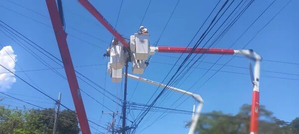 Contratistas de la ANDE se quejan por falta de pago y “bicicleteo” - Economía - ABC Color