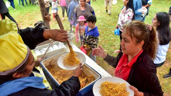 Rezos y karu guasu en celebración del Día de la Cruz