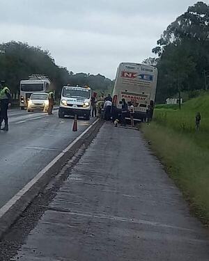 MOTOCICLISTA HERIDO TRAS SER ROZADO POR UN CAMIÓN SOBRE RUTA PY06