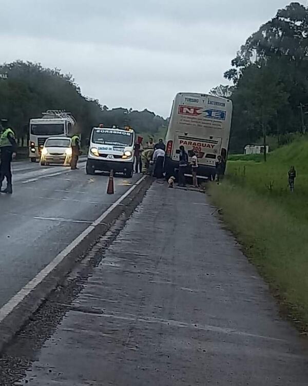 MOTOCICLISTA HERIDO TRAS SER ROZADO POR UN CAMIÓN SOBRE RUTA PY06