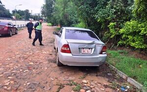 Ladrones dejan en Luque un auto tras asalto en Limpio •