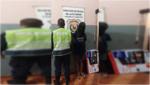 "Ladrón dormilón": hizo noni en una plaza ¡con los objetos que robó!