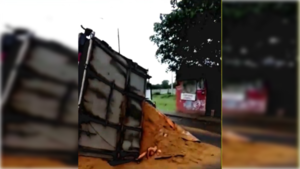 Camión volcó y causa caos en Remansito