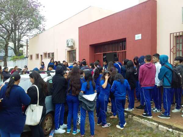 Nueva movilización de alumnos frente a la Dirección Departamental de Educación - Radio Imperio