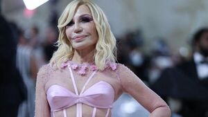 Dua Lipa y Donatella Versace diseñan juntas una colección verano