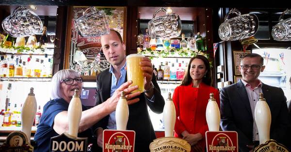 La Nación / ¡De película! Los príncipes de Gales viajaron en metro para ir por unas cervezas