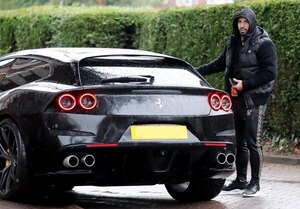 Versus / La lujosa colección de autos deportivos del "Kun" Agüero