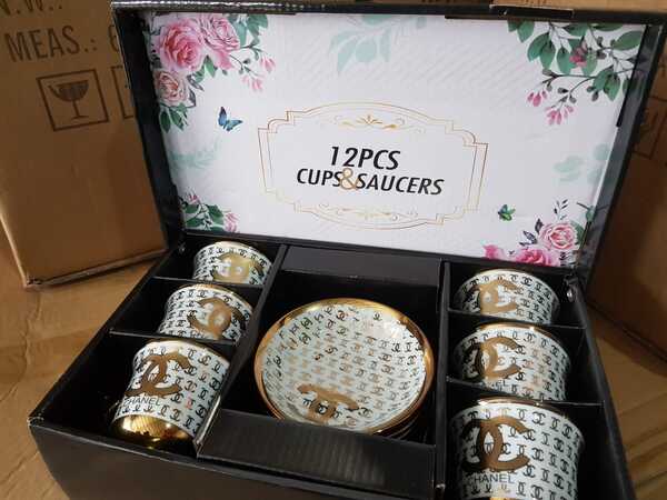 Diario HOY | Incautan sets de platos y tazas falsificados de la marca Chanel