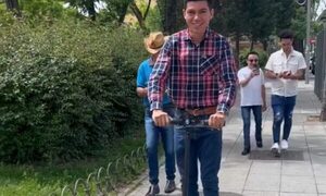 (VIDEO)Alder Alcides se ríe de las ñañaserías en España y paseó en monopatín