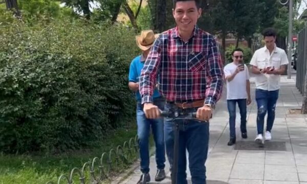 (VIDEO)Alder Alcides se ríe de las ñañaserías en España y paseó en monopatín