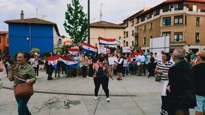 Paraguayos protestan en España para pedir transparencia al TSJE
