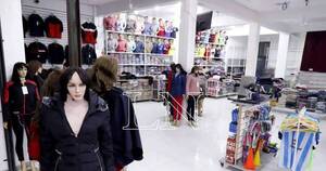 La Nación / La feria boliviana ubicada en el Mercado 4 oferta abrigos para afrontar los días frescos