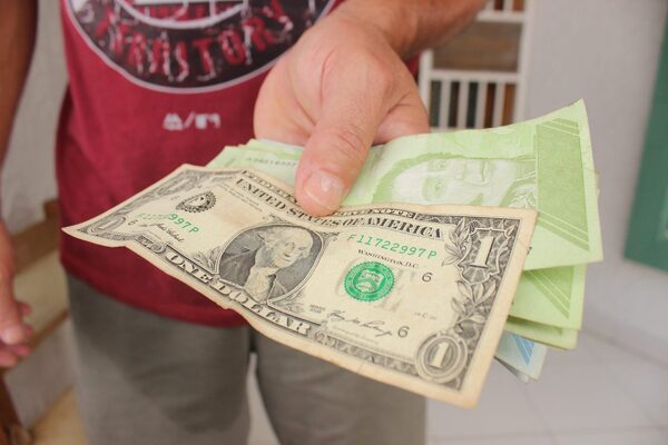 El precio oficial del dólar en Venezuela supera los 25 bolívares - MarketData