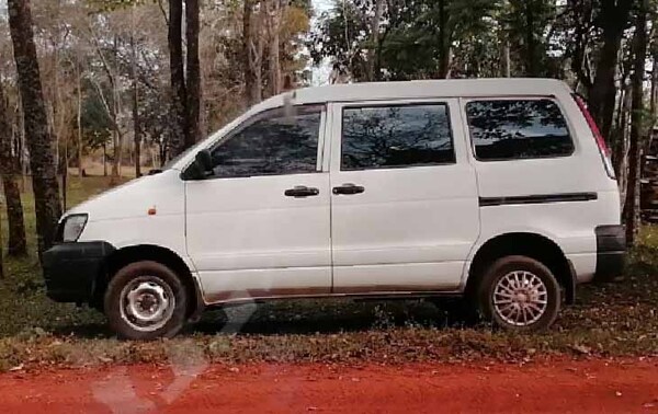 Delincuentes violentos roban un vehículo en Coronel Oviedo - Noticiero Paraguay