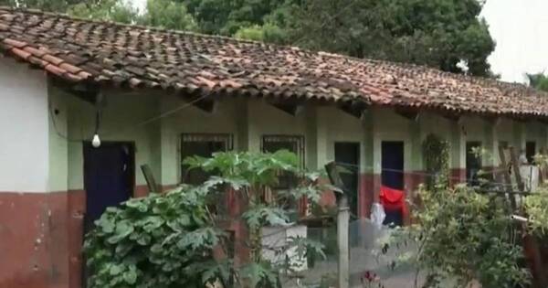 La Nación / Por riesgo de derrumbe clausuran pabellón de la escuela María Felicidad González