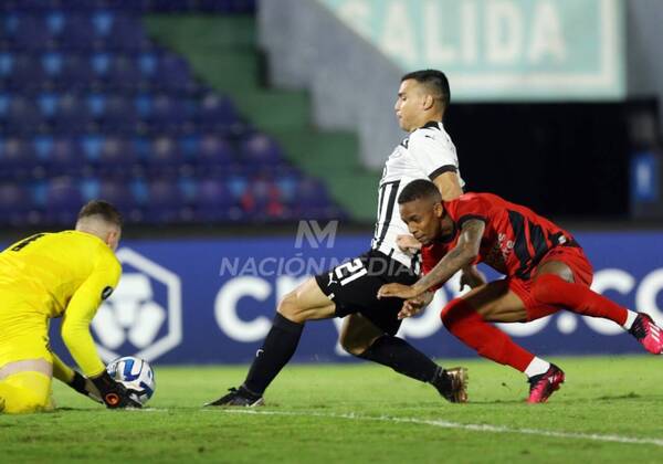 Así juegan Libertad y Atlético Paranaense en Sajonia