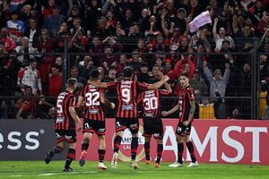 Patronato golea a Melgar en el estreno internacional de su estadio - Fútbol Internacional - ABC Color