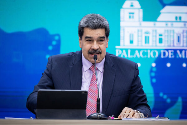 Maduro entrega camiones para distribuir gasolina recuperados de la corrupción - MarketData