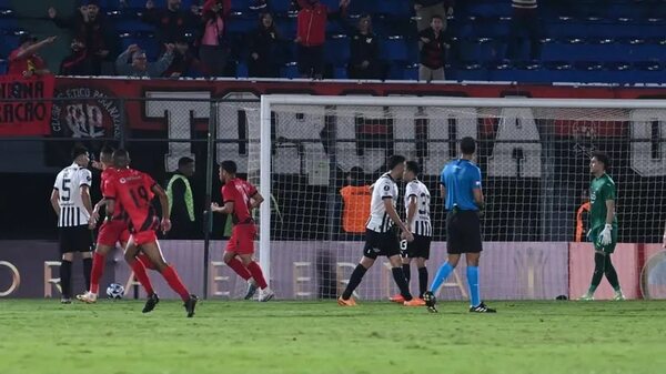 Libertad vs. Athletico Paranaense: El gumarelo tampoco puede en casa - Fútbol - ABC Color