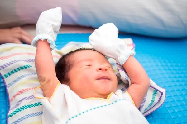 Guantes y manoplitas para recién nacidos son innecesarios - Estilo de vida - ABC Color