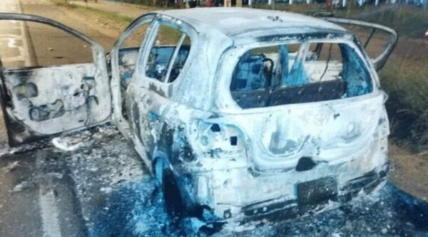 Imputan y piden prisión para hinchas bolivianos involucrados en incendio de un vehículo - Noticiero Paraguay