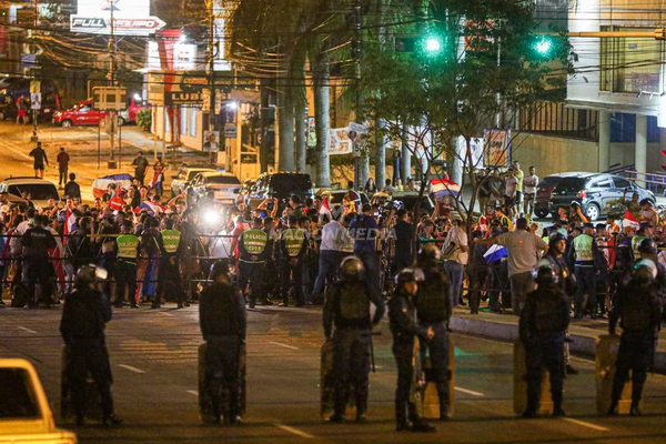 Más de 200 personas fueron detenidas tras disturbios frente al TSJE - Noticiero Paraguay