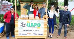 Emprendedor recibe caseta y herramientas para fortalecer sus ventas