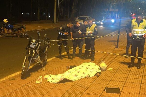 Atropellan a matan a motociclista y se dan a la fuga