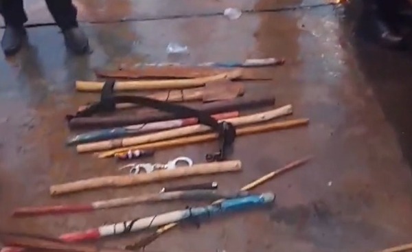 Diario HOY | Incautan machetes, gas pimienta y picanas eléctricas en poder de “payistas”