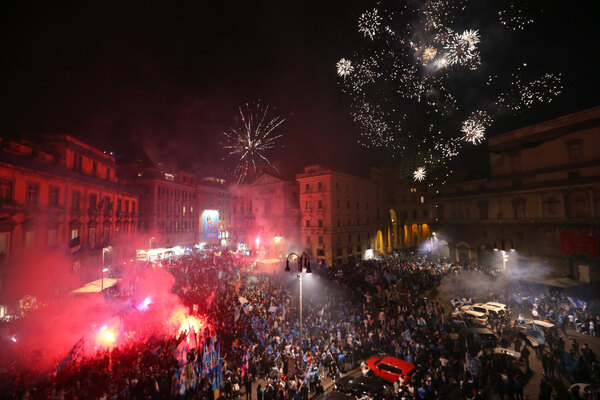 Versus / Un muerto y centenar de heridos durante los festejos por el título del Nápoli en la Serie A