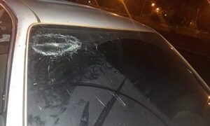 Manifestantes vándalos rompen vehículos