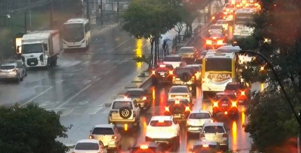 Diario HOY | Rehabilitan Eusebio Ayala ante torrencial lluvia, pero mantienen vigilancia