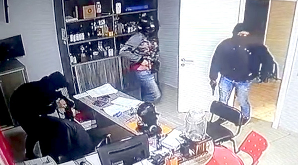 Delincuentes armados toman por asalto una estación de servicios y roban G. 8 millones - La Clave
