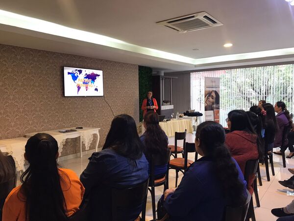 Funcionarias de cadenas farmacéuticas de Encarnación se capacitan en productos Avène y Ducray