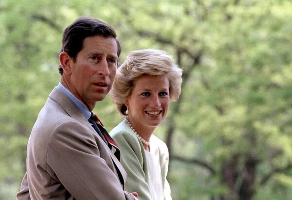 El famoso colgante del Lago de los cisnes de la princesa Diana sale a subasta - Mundo - ABC Color
