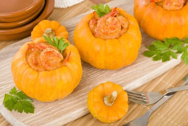 Calabaza rellena de camarones en salsa cremosa de queso y vegetales - Gastronomía - ABC Color