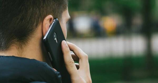 La Nación / Hablar por teléfono durante 30 minutos o más aumenta el riesgo de sufrir hipertensión